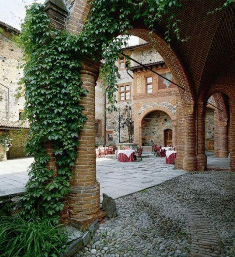 Castello Di Pavone Hotel Pavone Canavese Bagian luar foto