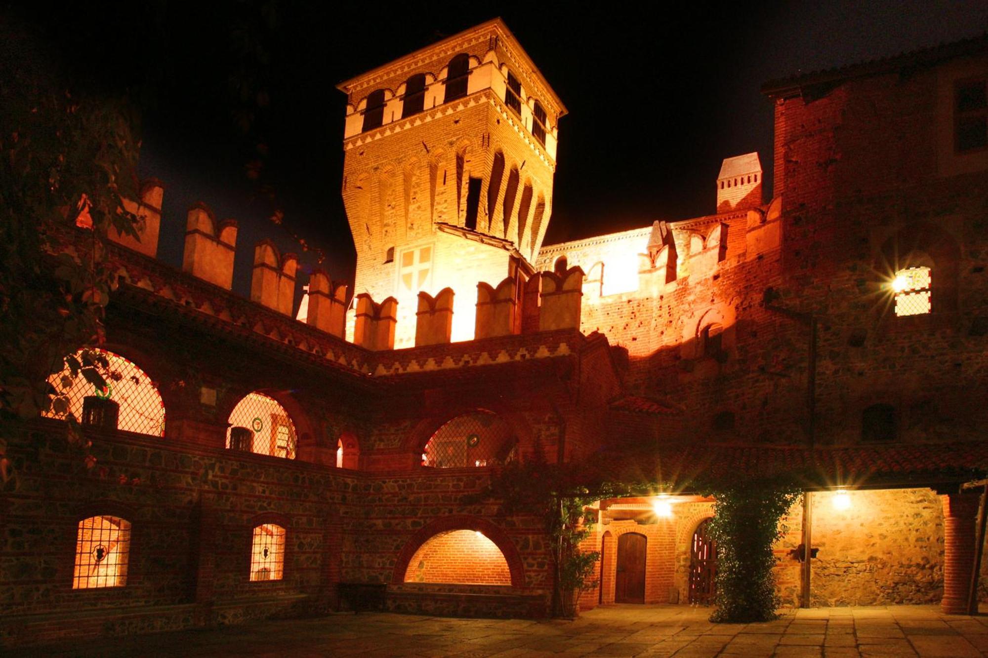 Castello Di Pavone Hotel Pavone Canavese Bagian luar foto