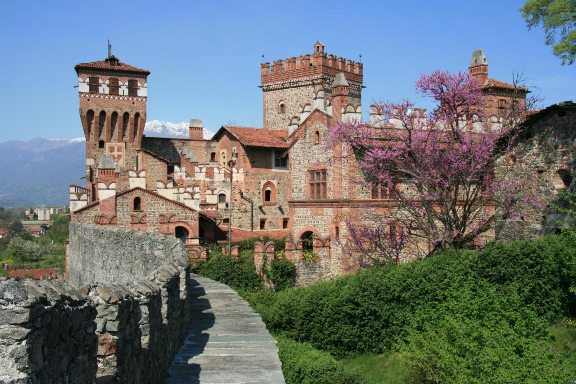 Castello Di Pavone Hotel Pavone Canavese Bagian luar foto