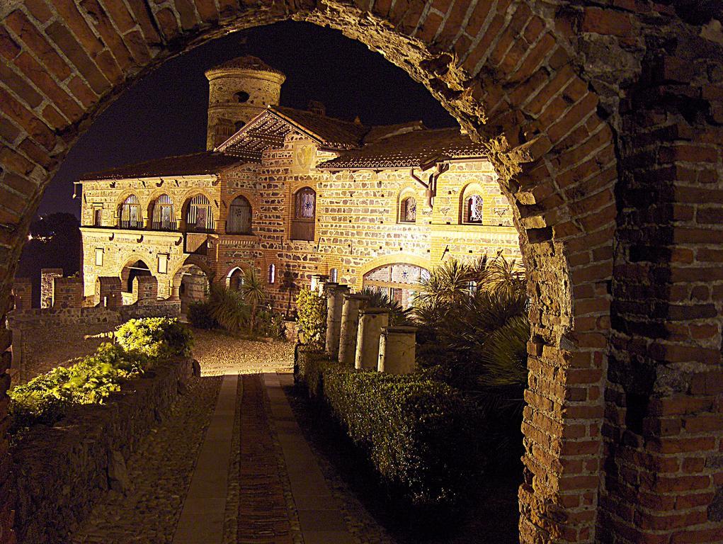 Castello Di Pavone Hotel Pavone Canavese Bagian luar foto