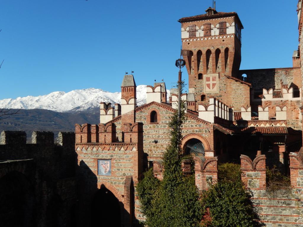 Castello Di Pavone Hotel Pavone Canavese Bagian luar foto