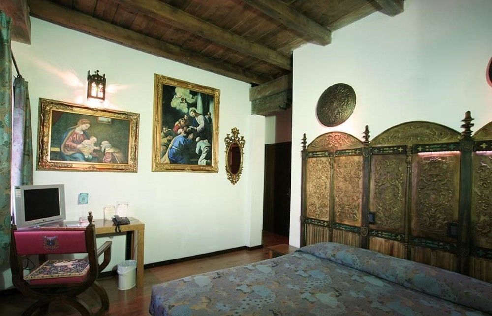 Castello Di Pavone Hotel Pavone Canavese Bagian luar foto