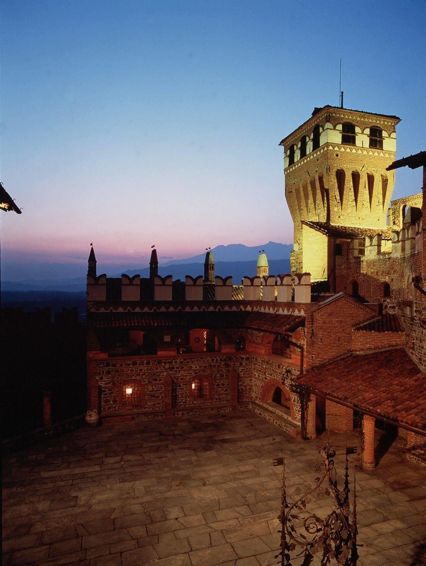 Castello Di Pavone Hotel Pavone Canavese Bagian luar foto