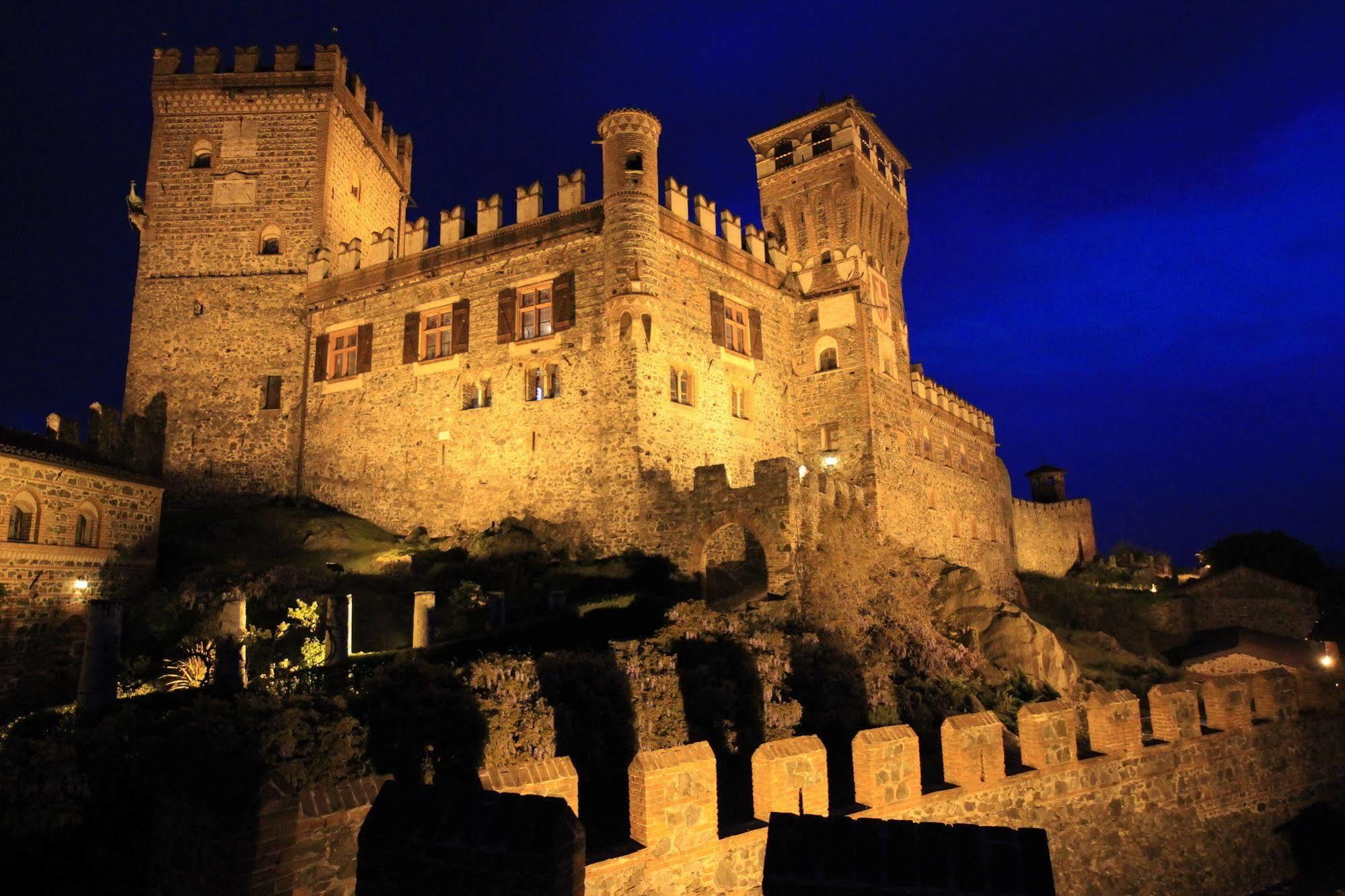 Castello Di Pavone Hotel Pavone Canavese Bagian luar foto