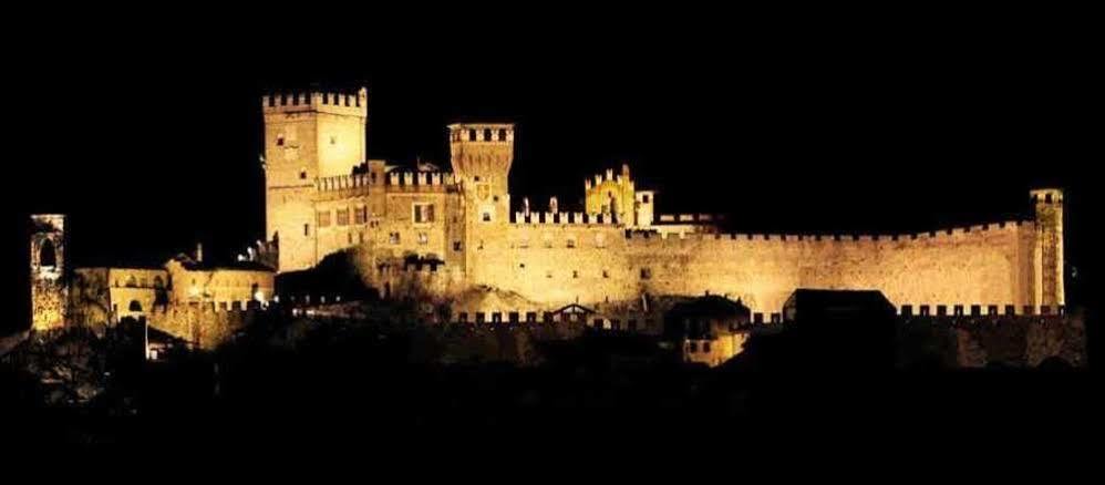Castello Di Pavone Hotel Pavone Canavese Bagian luar foto