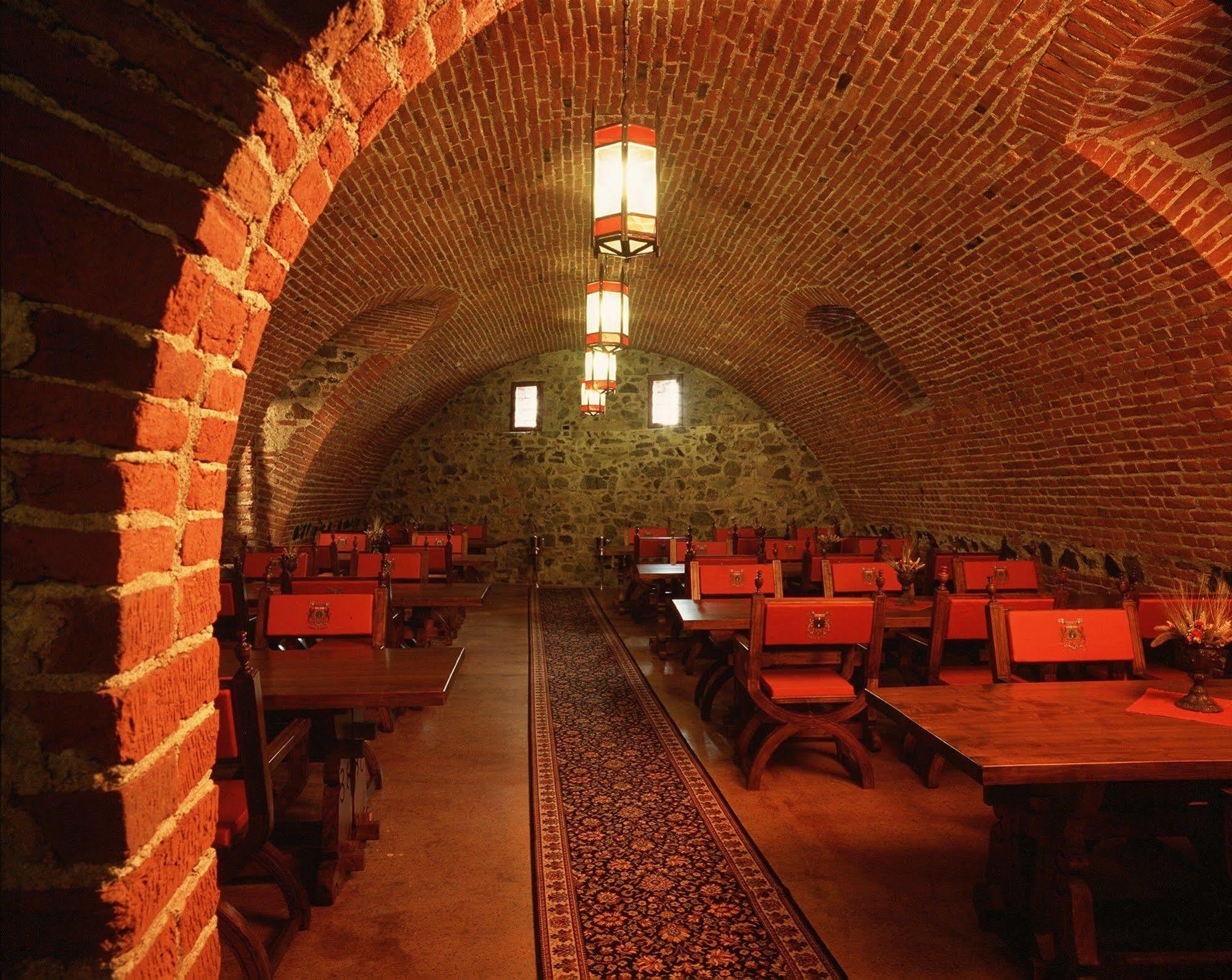 Castello Di Pavone Hotel Pavone Canavese Bagian luar foto