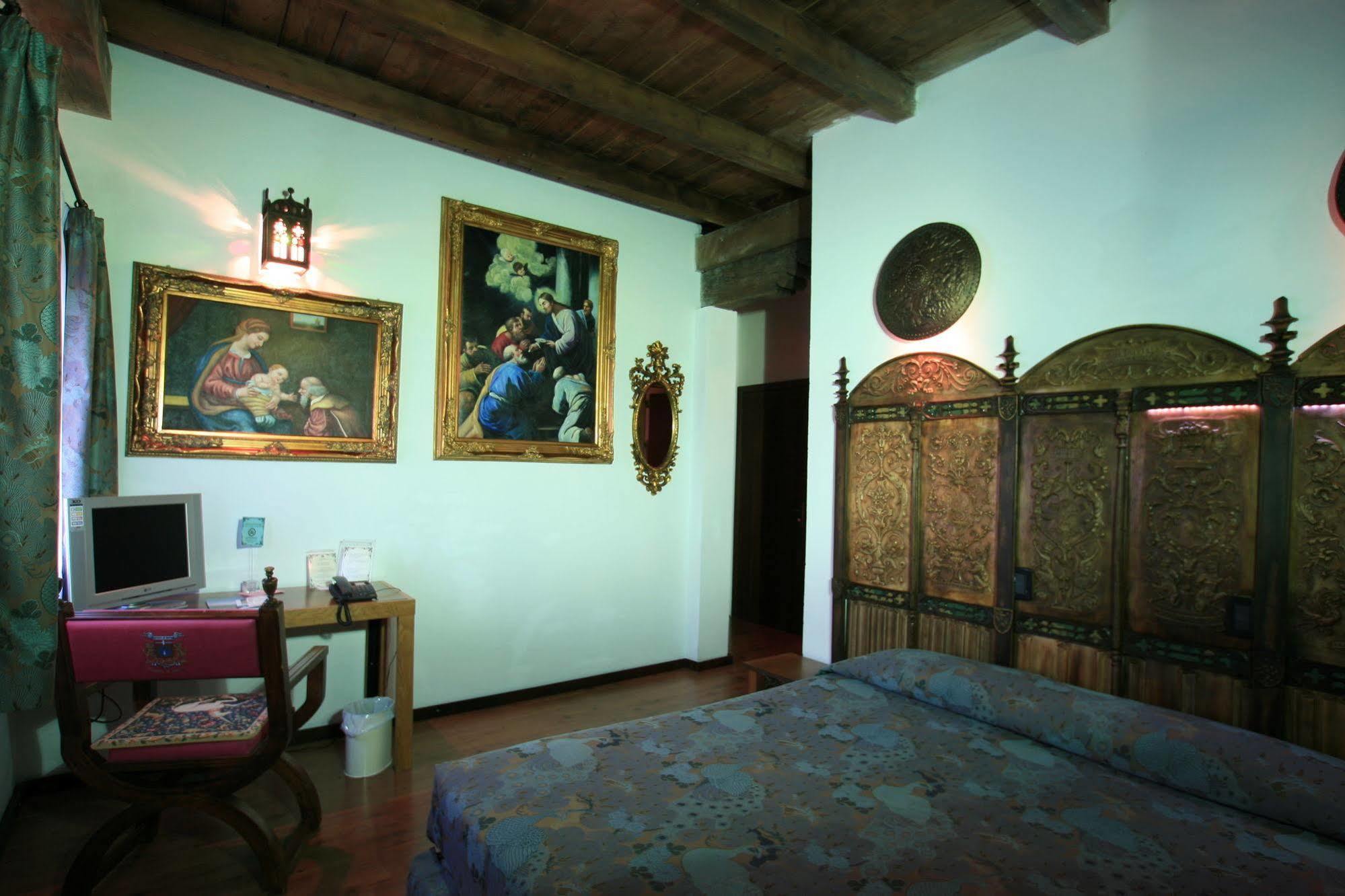 Castello Di Pavone Hotel Pavone Canavese Bagian luar foto