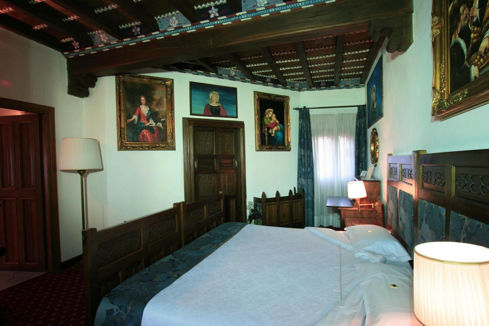 Castello Di Pavone Hotel Pavone Canavese Bagian luar foto