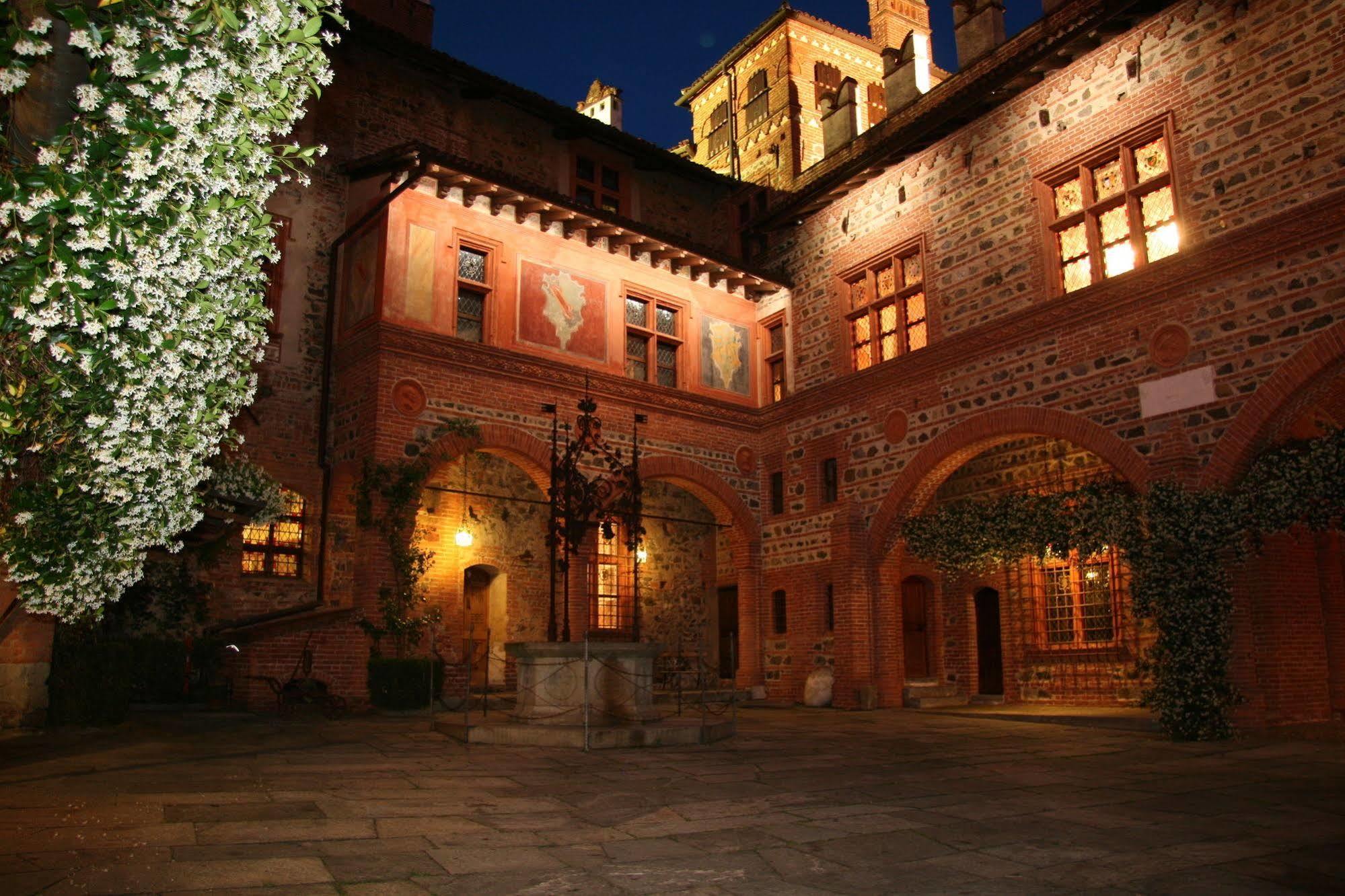 Castello Di Pavone Hotel Pavone Canavese Bagian luar foto